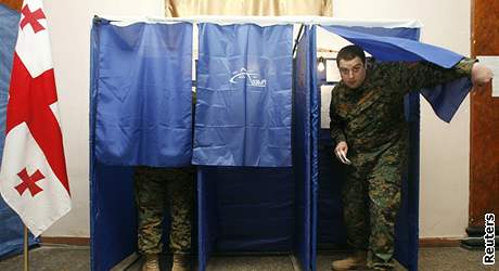 K volebním urnám vyrazili v Gruzii i vojáci.