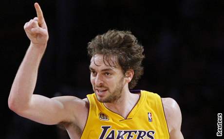Pau Gasol, basketbalista týmu Los Angeles Lakers, se raduje v prbhu zápasu proti celku San Antonio Spurs.