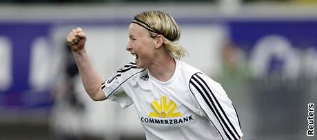 Conny Pohlersová z Frankfurtu oslavuje gól.