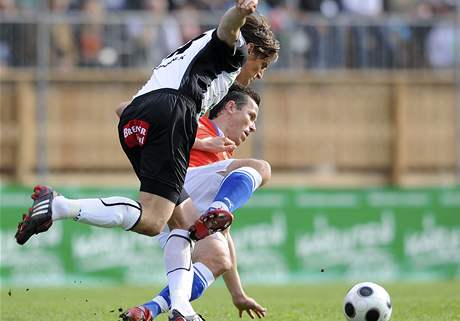 Tomá Galásek (vpravo) a eljko Simi z WAC St. Andrä v pípravném utkání eské fotbalové reprezentace.