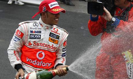 Lewis Hamilton oslavuje vítzství v Monaku