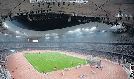 Pohled na dní v olympijském Ptaím hnízd pi testovacím mítinku, jak ho zachytila jedna z kamer vysoko na tribun.