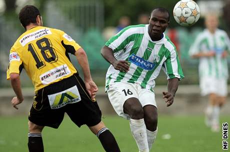 Stanley Ibe z Bohemians (vpravo) v souboji s Martinem uprem z Hradce Králové.