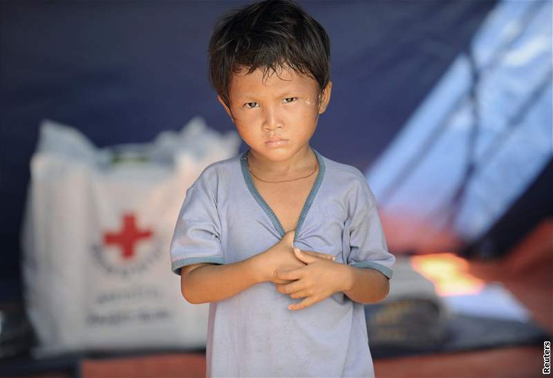 Malý Barmánec, kterého cyklon Nargis pipravil o domov (22. kvtna 2008)