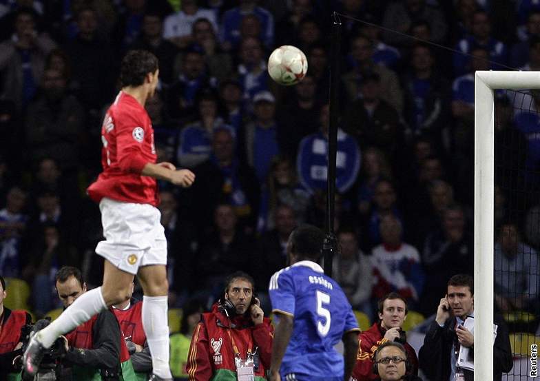 Manchester United - FC Chelsea, Ronado (vlevo), Essien