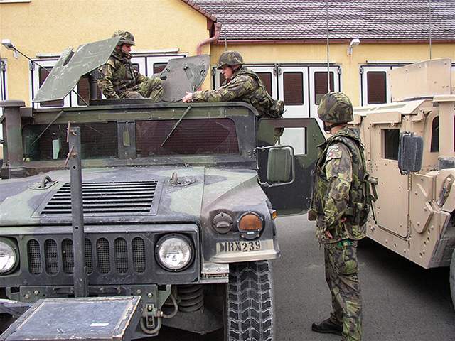 ei se uí ídit bojová vozidla Humvee