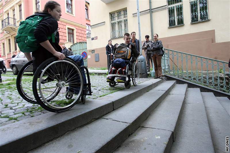 Po schodech to nelo - vozíkái je museli objet okolními ulicemi.