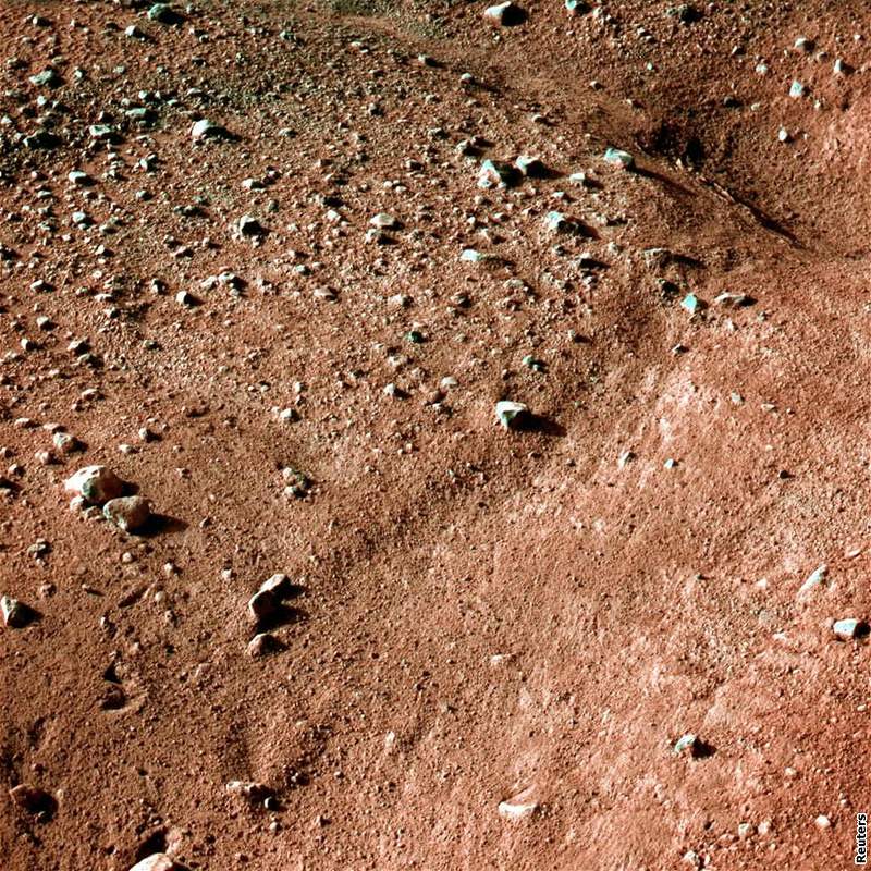 Povrch Marsu objektivem sondy Phoenix (26. kvtna 2008)