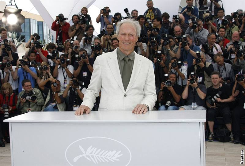 Clint Eastwood v obleení fotograf na filmovém festivalu v Cannes 2008.