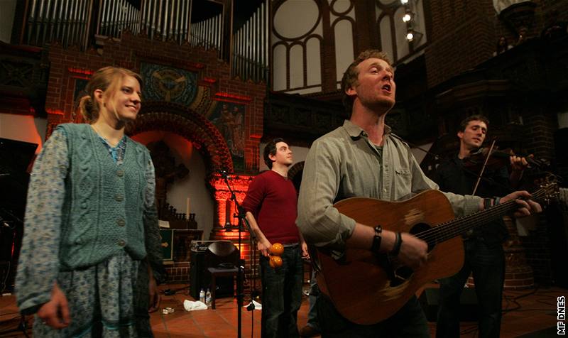 Glen Hansard a Markéta Irglová vydáváají novinku Strict Joy.