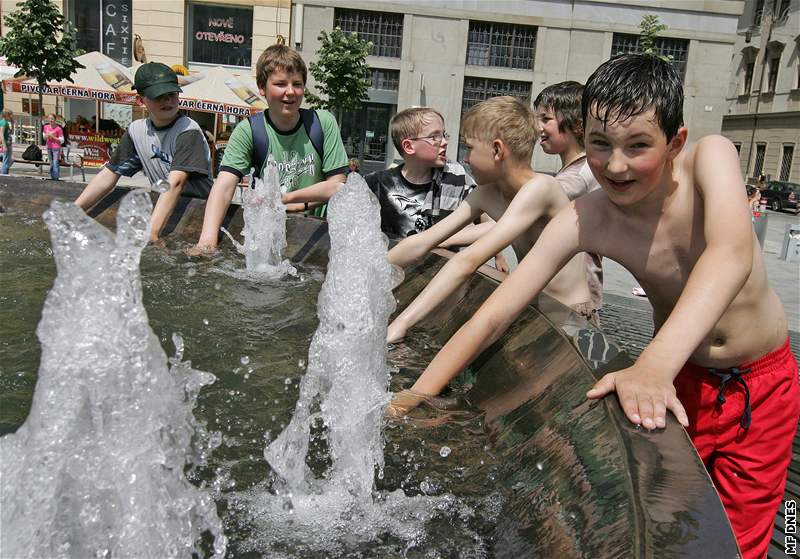 Léto v Brn. Kvtnové letní teploty lákaly k osvení v nové kan