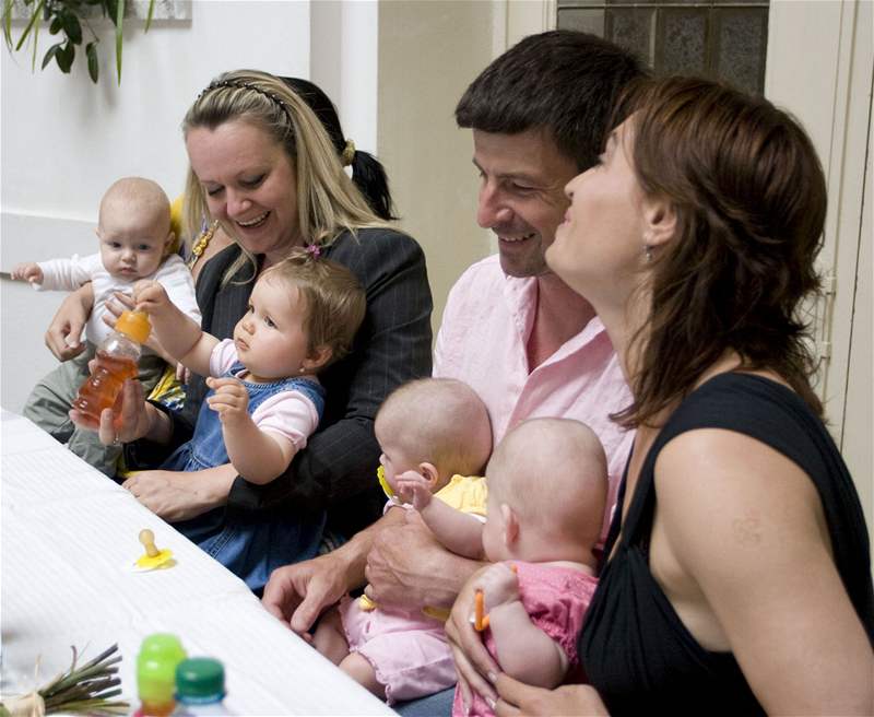 Hanka Kynychová, Lenka Hornová a Gábina Partyšová se svými dětmi