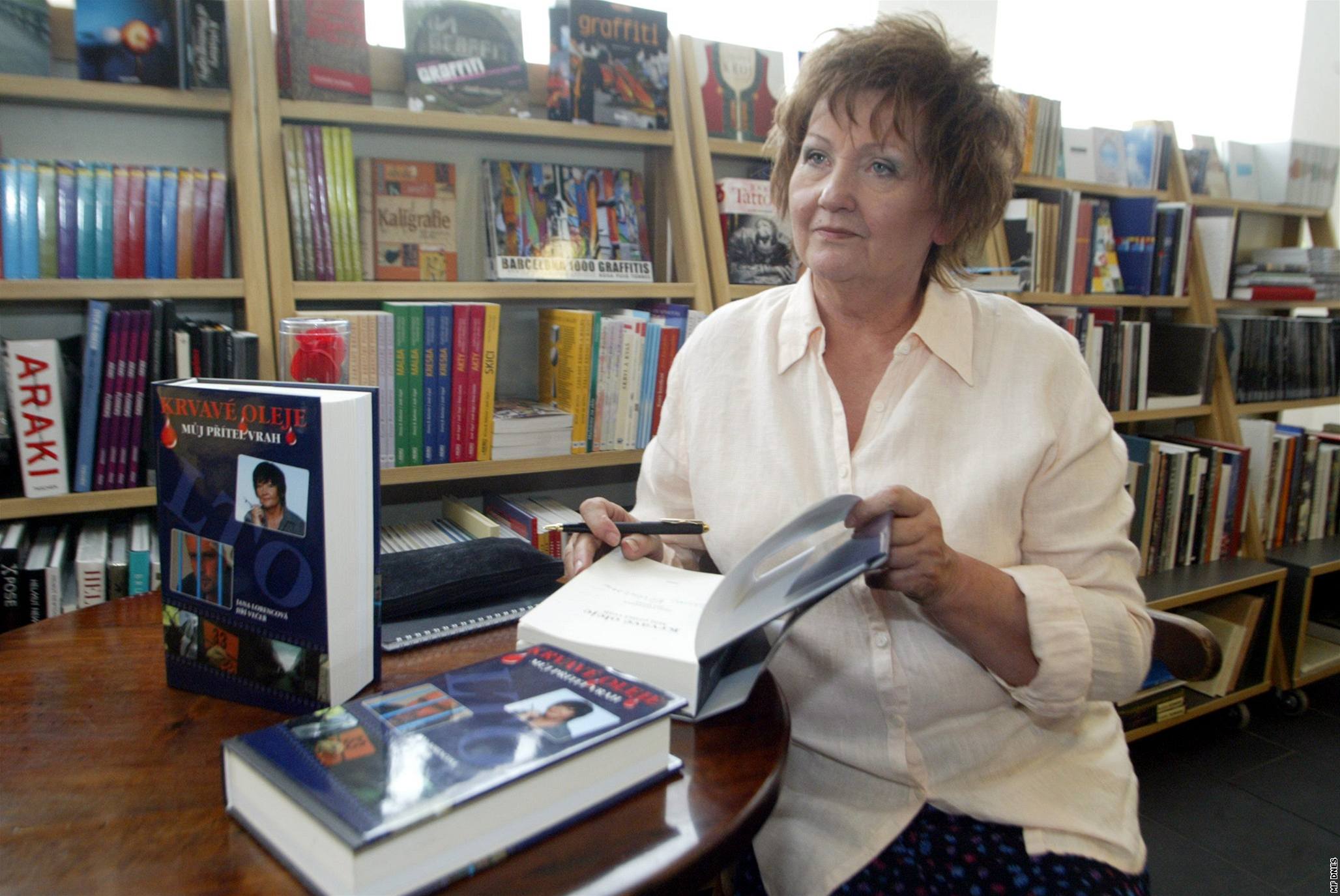 Jana Lorencová, autorka knihy Krvavé oleje - M�j p�ítel vrah; k�est knihy v kv�tnu 2006.