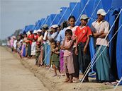 Barmánci, které cyklon Nargis pipravil o domov (22. kvtna 2008)
