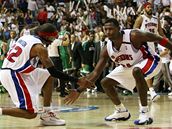 Detroit - Boston, Antonio McDyess (vpravo), Richard Hamilton