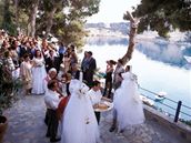 Jednmi z nejoblíbenjích svatebních míst jsou ostrovy Santorini, Korfu, Rhodos a Mykonos.