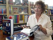 Jana Lorencová, autorka knihy Krvavé oleje - M�j p�ítel vrah; k�est knihy v kv�tnu 2006.