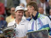 Roland Garros 1992: Jim Courier (vlevo) porazil ve finále Petra Kordu.
