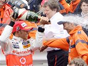 Takhle se letos v kvtnu radoval z vítzství v Monaku Lewis Hamilton ze stáje McLaren Mercedes.