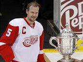 Nicklas Lidström s pohárem - Detroitský kapitán Nicklas Lidström s trofejí pro...