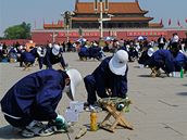 Peking, úklid nám�stí Nebeského klidu.