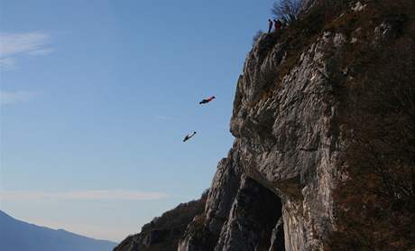 Pi ltn ve wingsuit kombinze se dopedn rychlost pohybuje od 140km/h do 170km/h pi pdov rychlosti 60km/h a 120km/h.