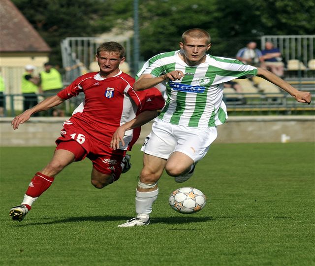 Jan Pleek z FC Vítkovice (vlevo) v souboji s Dmitrijem Lenceviem z Bohemians Praha.