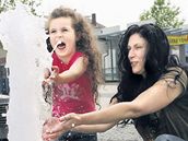 �ty�letá Dominika m��e být op�t se svojí mámou, ta dostala milost od prezidenta