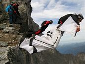 Pi létání ve wingsuit kombinéze se dopedná rychlost pohybuje od 140km/h do 170km/h pi pádové rychlosti 60km/h a 120km/h.