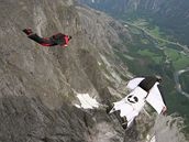 Pi létání ve wingsuit kombinéze se dopedná rychlost pohybuje od 140km/h do 170km/h pi pádové rychlosti 60km/h a 120km/h. Na smínku Martin Trdla (vpravo).