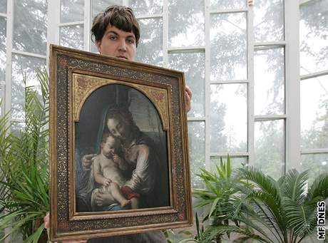 Syn majitele aukní sín Jakub Zezula ukazuje Madonu s díttem renesanního mistra Correggia z Parmy