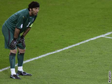 Italský gólman Gianluigi Buffon sleduje útok svého týmu proti Nizozemsku.