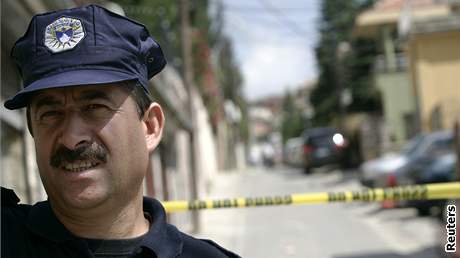 Kosovský policista hlídkuje ped rezidencí premiéra Thaçiho (7. ervna 2008)