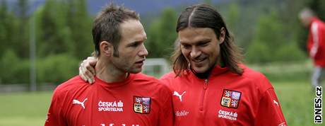 Jan Polák a kapitán národního týmu Tomá Ujfalui odcházejí z tréninku v rakouském Seefeldu.