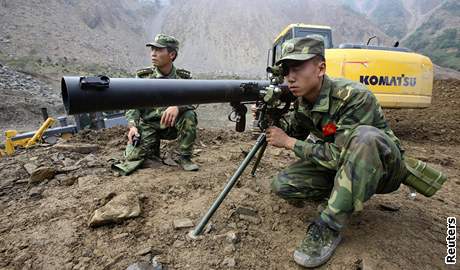 nt vojci roziuj pomoc raket odvodovac kanl u jezera Tchang-ia-an