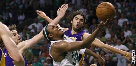 Boston - LA Lakers: faulovaný Pierce 