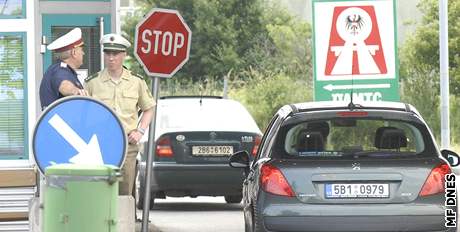 Rakousk a polsk policista kontroluj na pechodu Drasendhofen auta