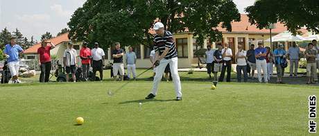 Golfov turnaj ve Slavkov. Marek Eben pi odpalu