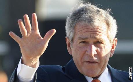 George Bush zstane ve spojení s delegáty pomocí satelitu.
