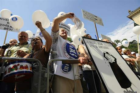 Na 4 500 tisce demonstrant se selo ped adem vldy. Poaduj vy platy (stvka uitel 9.6.2008)