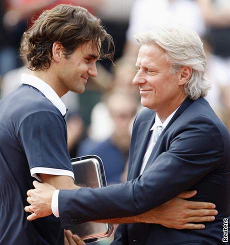 Björn Borg (vpravo) pedával letos Federerovi trofej pro poraeného finalistu Roland Garros