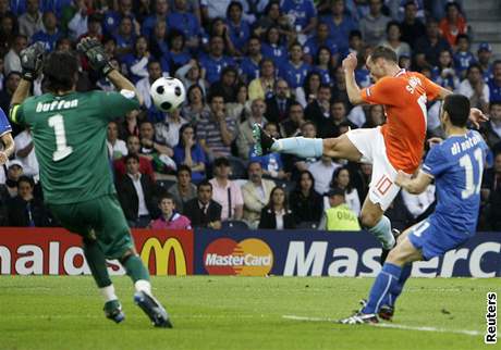 Sneijder prv zvyuje na 2:0 pro Nizozemsko.