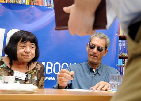 ecká spisovatelka Katerina Anghelaki-Rooke a americký literát Paul Auster bhem autogramiády na praském Festivalu spisovatel 2008
