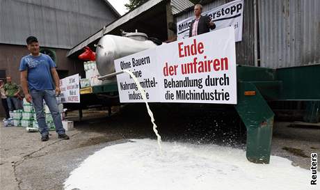 Nmetí zemdlci dál blokují dodávky mléka do obchod. Více ne polovina produkce koní vylitá na nmeckých polích.