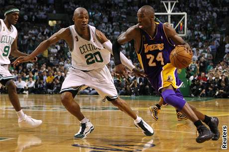 Boston Celtics - Los Angeles Lakers; Allen (v bílém) - Bryant