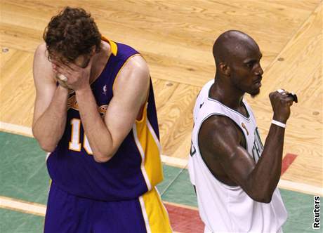Boston Celtics - Los Angeles Lakers; Garnett (vpravo) - Gasol