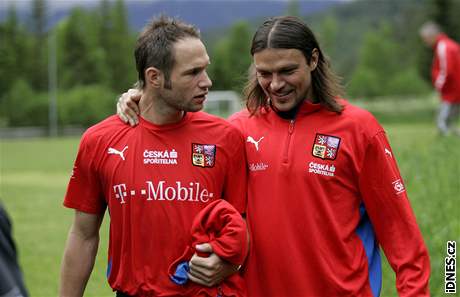 Jan Polák a kapitán národního týmu Tomá Ujfalui odcházejí z tréninku v rakouském Seefeldu.