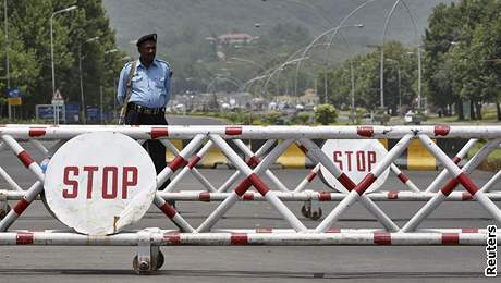 Policejní zátarasy na silnici k sídlu pákistánského prezidenta