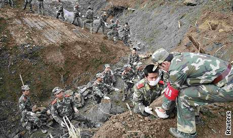 íntí vojáci kopou odvodovací kanál u jezera Tchang-ia-an