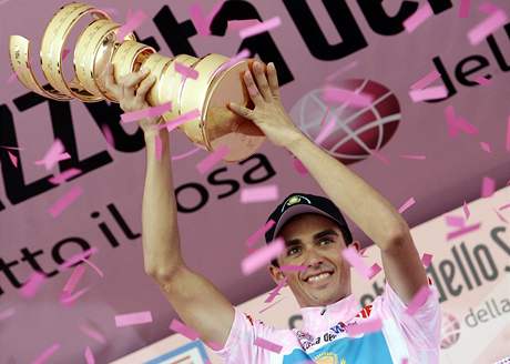 Alberto Contador v roce 2008 s trofejí pro vítze Gira. Pítí rok ho takhle neuvidíte.